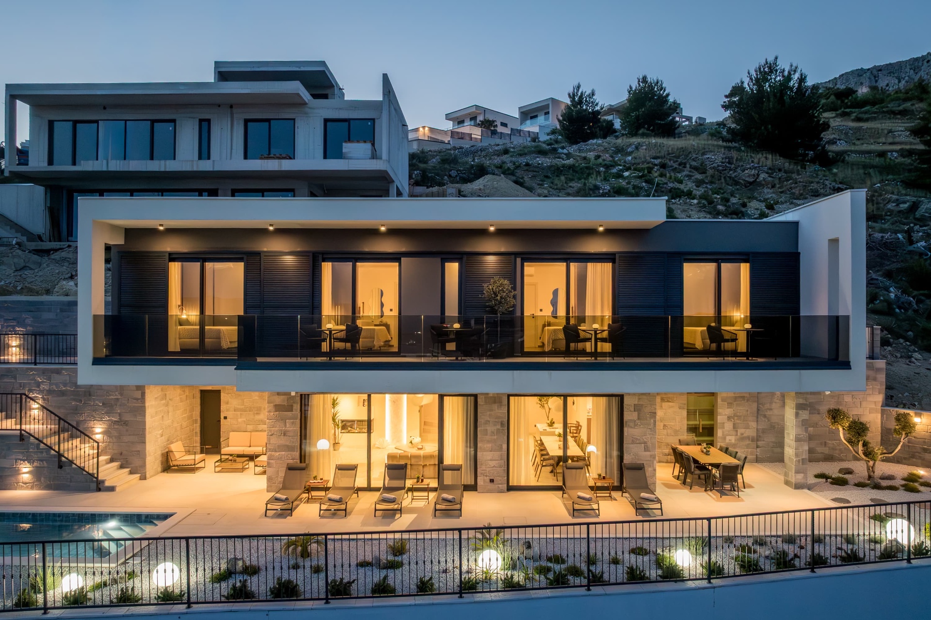 Villa M&D — full facade illuminated